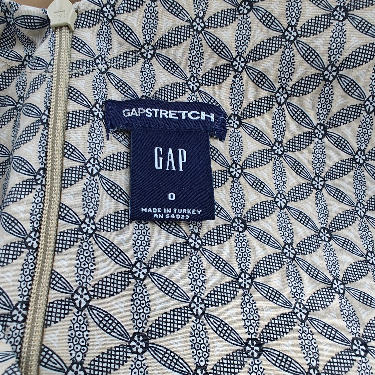 GAP Stretch Geometric Sheath Dress Size 0 | V-Neck, Knee Length, Beige/Black