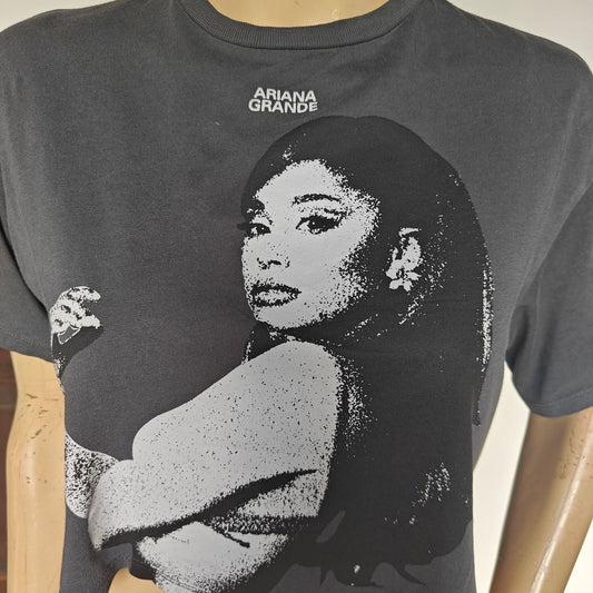 Ariana Grande Graphic Crop Tee – 2022 Bravado Licensed Portrait T-Shirt