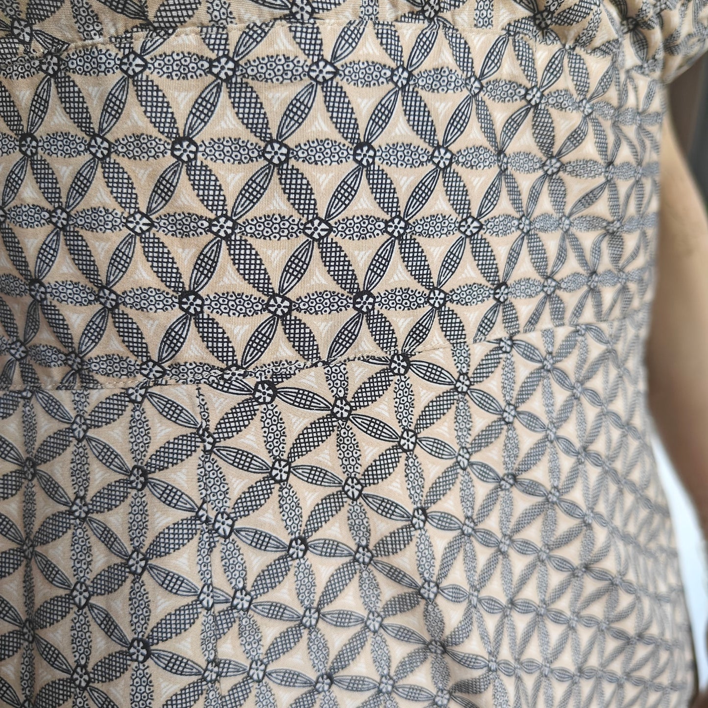 GAP Stretch Geometric Sheath Dress Size 0 | V-Neck, Knee Length, Beige/Black