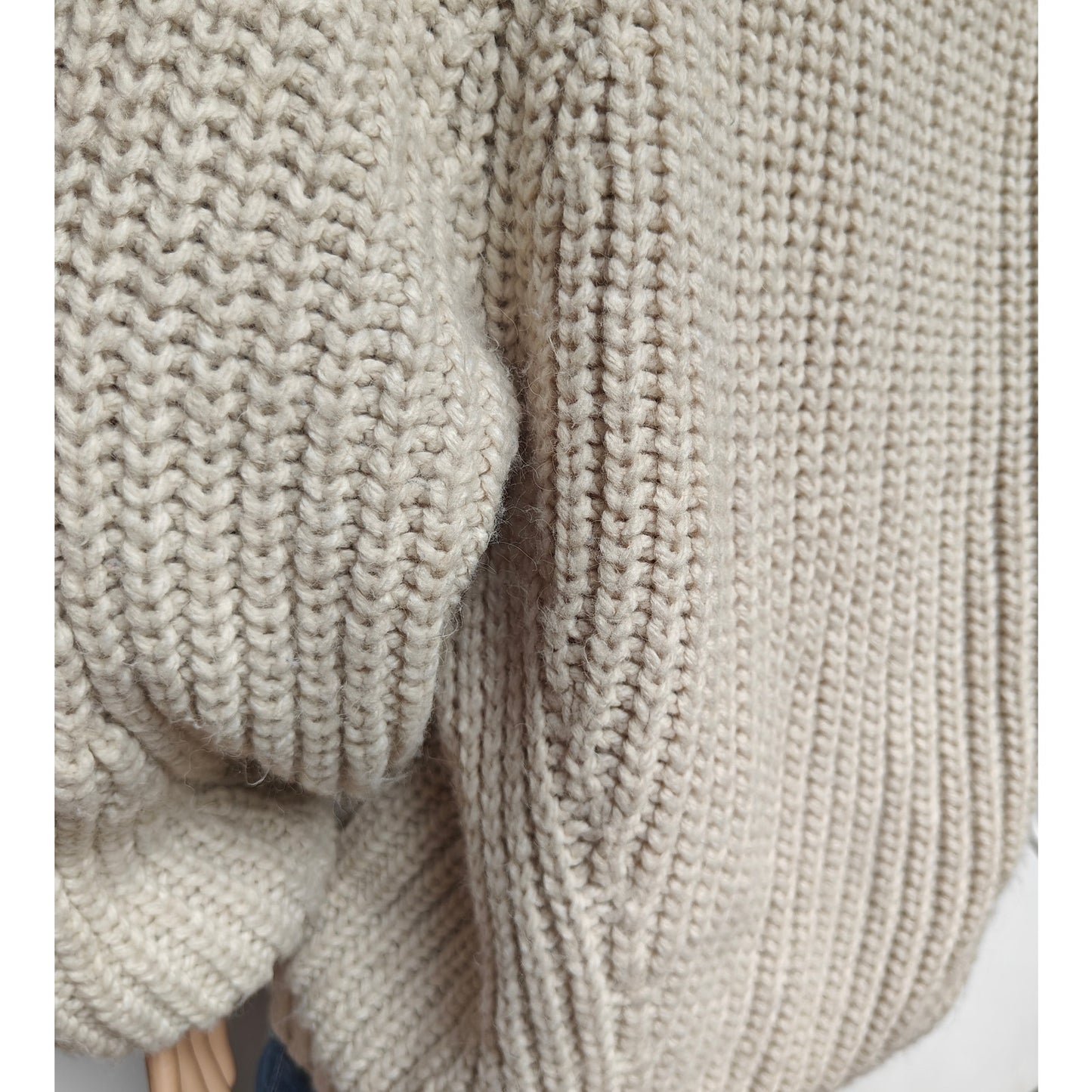 American Eagle chunky V-neck cable knit sweater cream women’s L