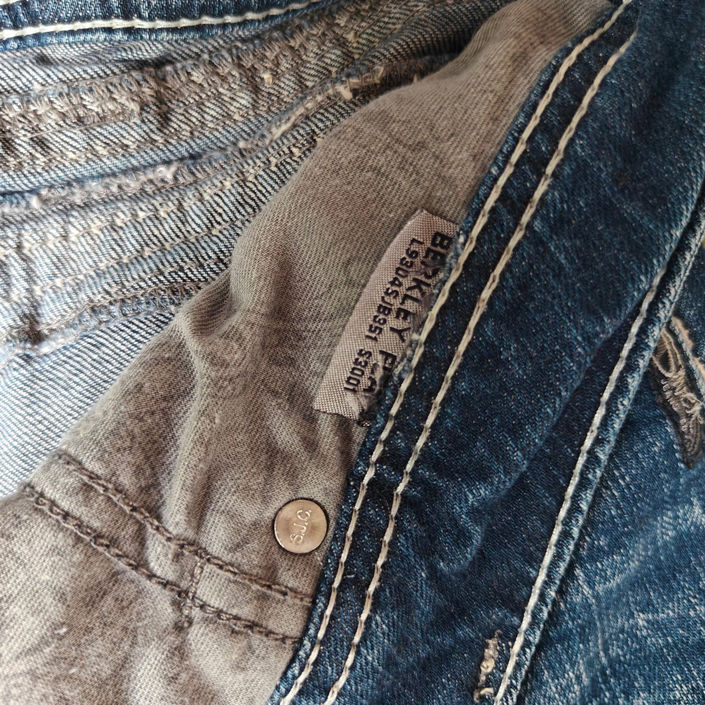 Silver Jeans Co. Berkley Flap Bootcut Jeans Dark Wash Distressed Size 28